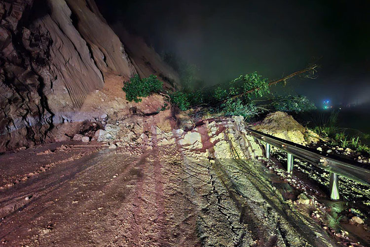 Sat lo tai Km 76+650 Quoc lo 4D (huong Lai Chau di Lao Cai va nguoc lai) anh chup ngay 21.6. Anh: Cong an Lai Chau
