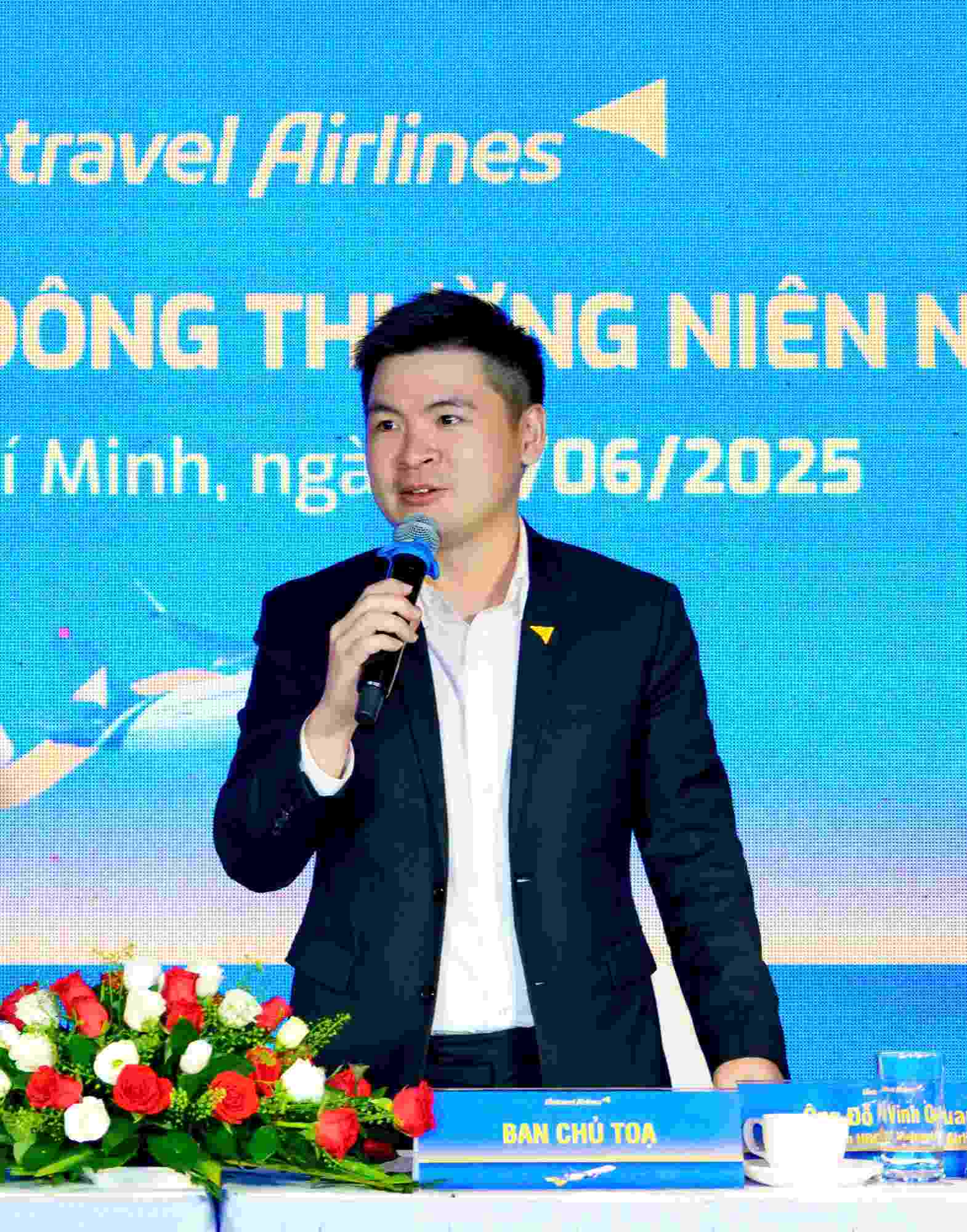Chu tich HDQT Vietravel Airlines – Ong Do Vinh Quang phat bieu tai dai hoi. Anh: T&T Group