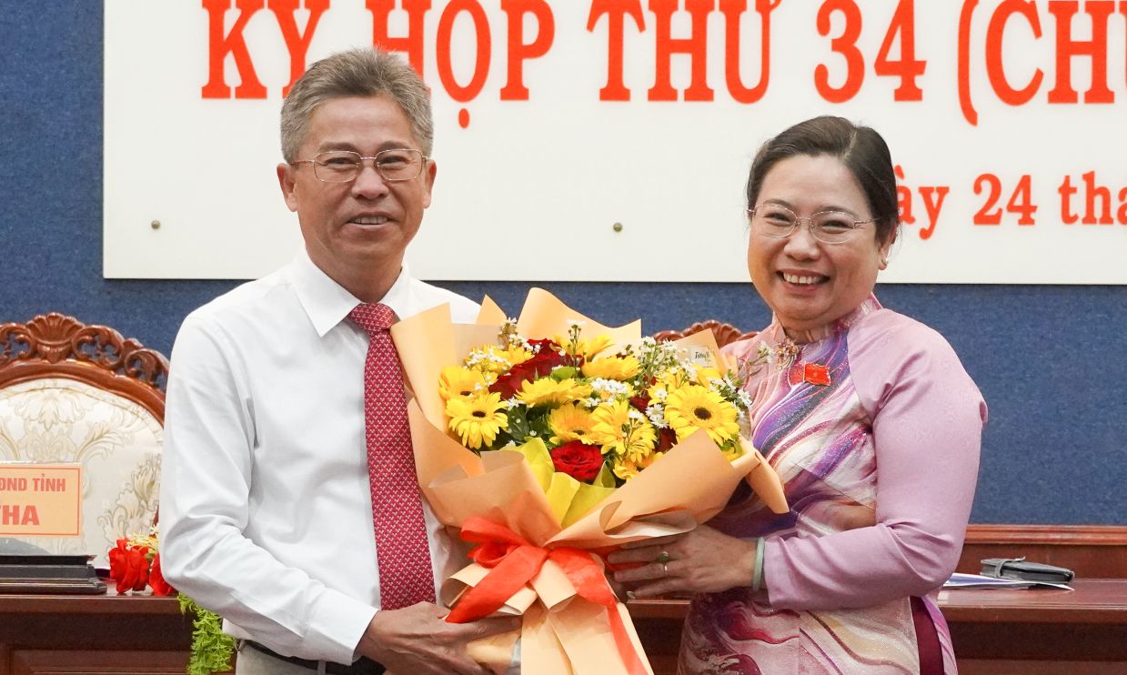 Ba Ho Thi Cam Dao - Pho Bi thu Thuong truc Tinh uy, Chu tich HDND tinh Soc Trang tang hoa cho ong Le Vu Duc. Anh: Phuong Anh