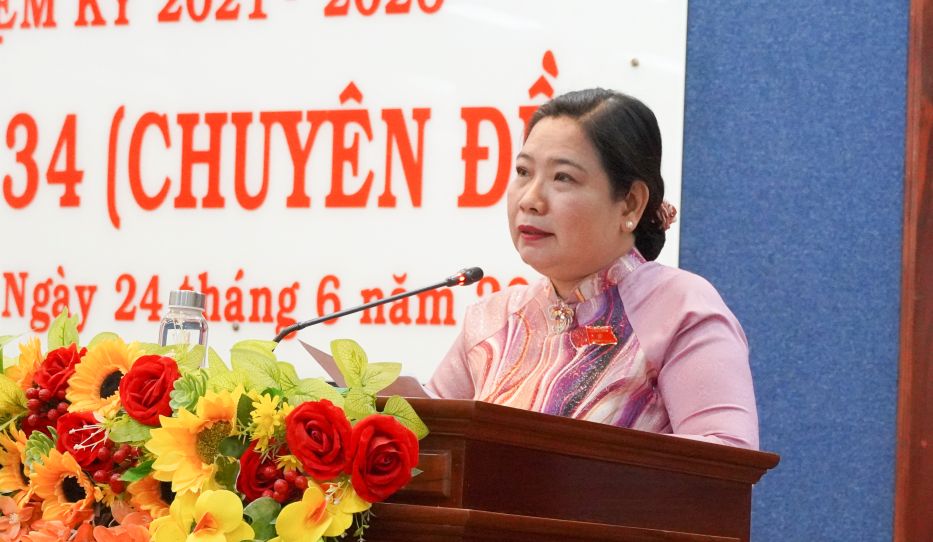 Ba Ho Thi Cam Dao - Pho Bi thu Thuong truc Tinh uy, Chu tich HDND tinh Soc Trang phat bieu tai ky hop. Anh: Phuong Anh