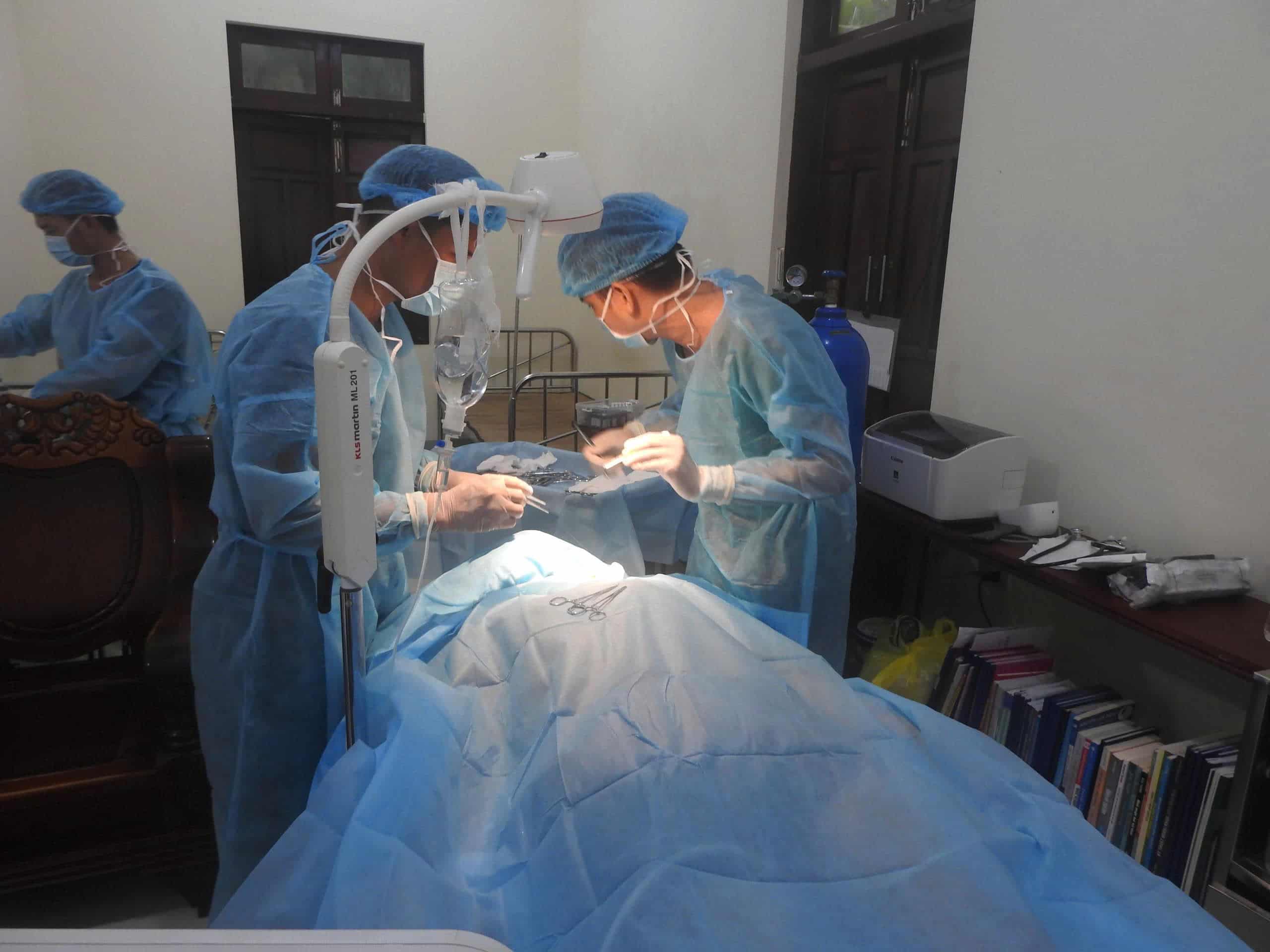 Sinh Ton Dong Island infirmary promptly treated the fisherman who was stabbed in the neck by a fish. Photo: Ngoc Anh