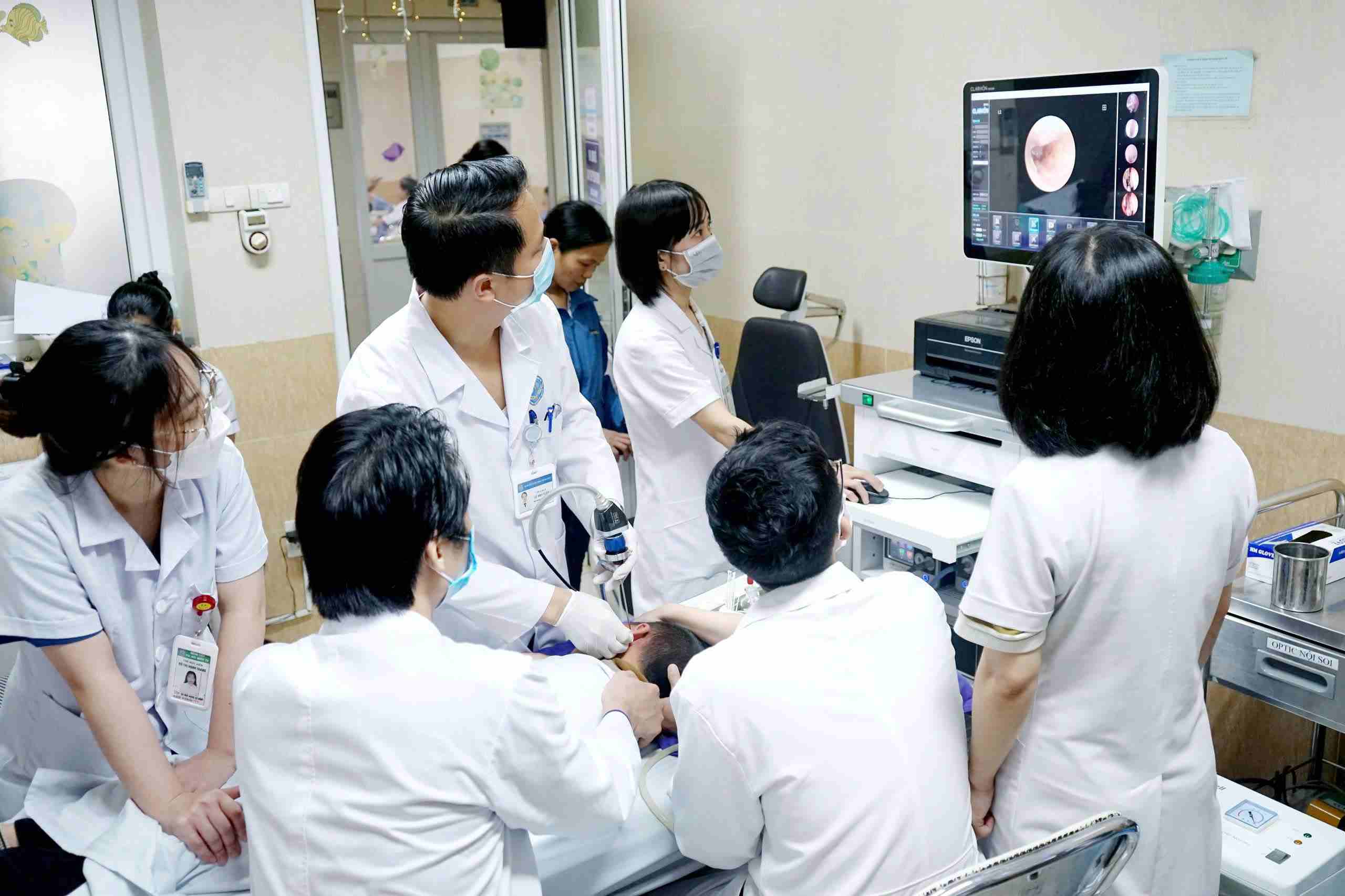 Doctors saved the life of a 9-year-old patient in critical condition due to a cerebral meatuspass through the ear. Photo: BVCC