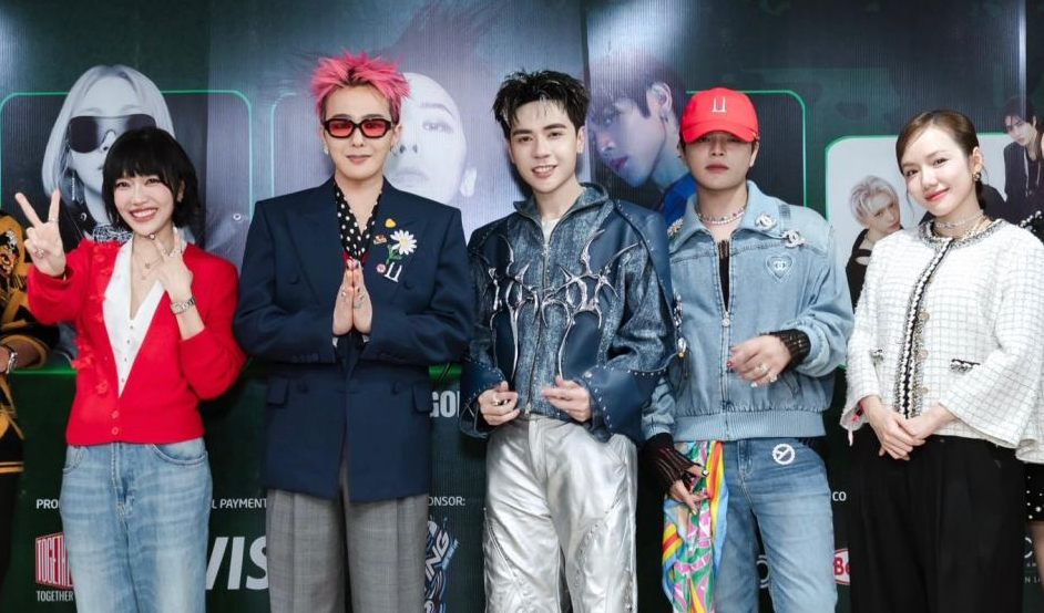 G-Dragon tomo fotos con estrellas vietnamitas. Foto: VPBank