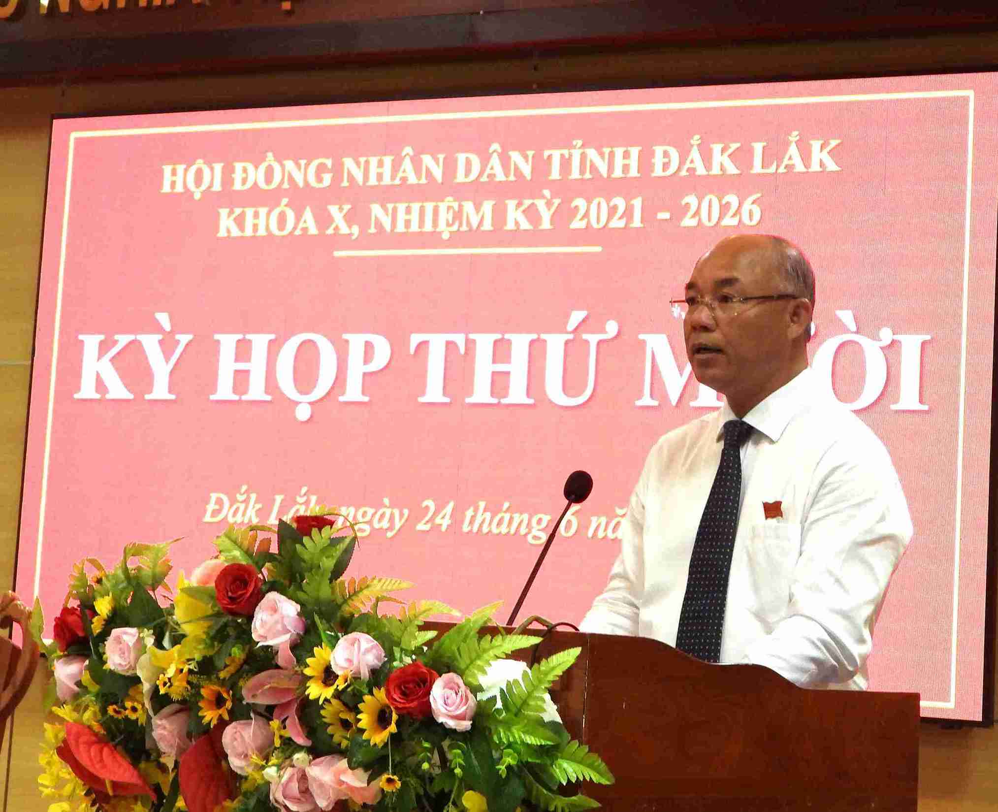 Ong Truong Cong Thai - Pho Chu tich UBND tinh Dak Lak bao cao tinh hinh phat trien kinh te - xa hoi. Anh: Bao Trung