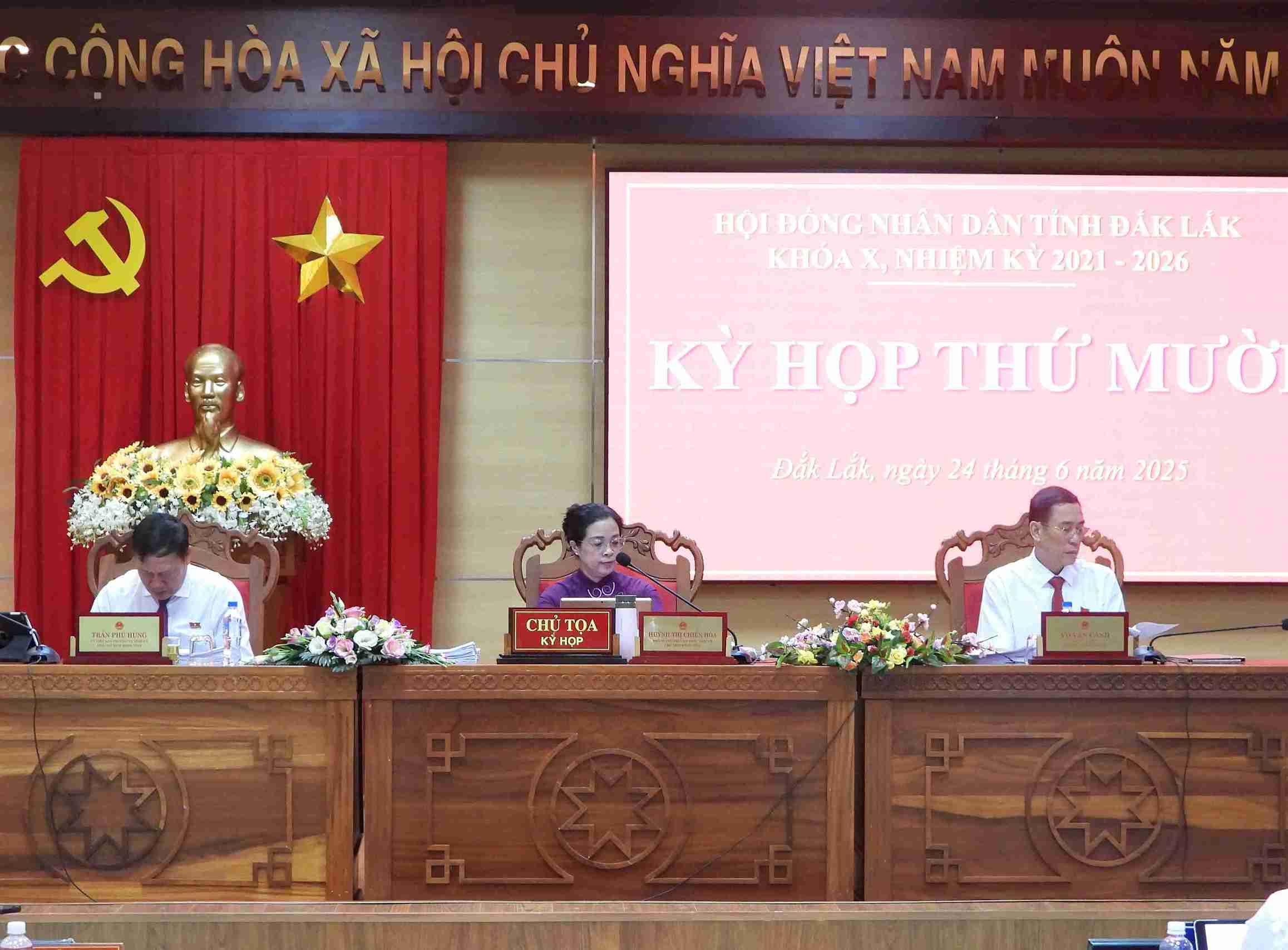 Nhieu noi dung quan trong duoc chu toa ky hop, pho bien den cac dai bieu HDND tinh. Anh: Bao Trung