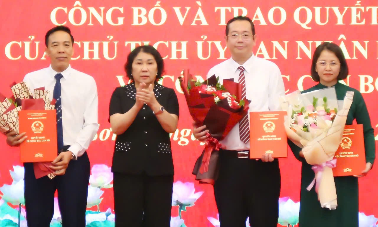 Ms. Trang Thi Xuan - Vice Chairman of Son La Provincial People's Committee - presented the decisions on transfer, appointment and presented flowers to congratulate the new Director of the Department of Justice, Department of Industry and Trade and Chief Inspector of Son La province. Photo: Minh Nguyen