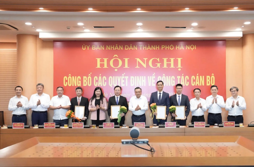 Chu tich UBND TP Ha Noi Tran Sy Thanh tang hoa va trao quyet dinh cho cac nhan su vua duoc tiep nhan, dieu dong, bo nhiem. Anh: Hanoi.gov.vn
