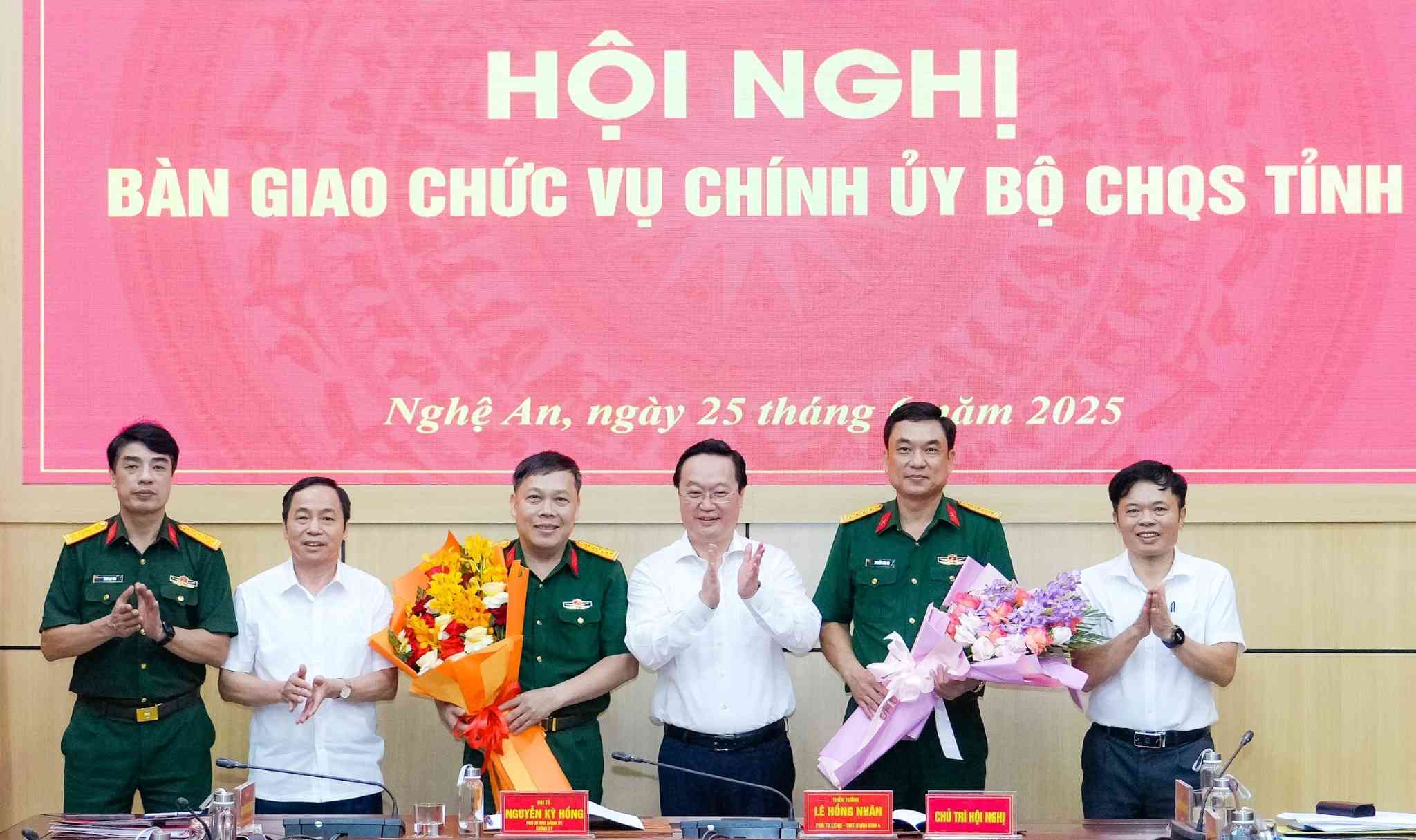 Bi thu Tinh uy, Bi thu Dang uy Quan su tinh Nghe An Nguyen Duc Trung tang hoa chuc mung 2 Dai ta quan doi Nguyen Ky Hong va Nguyen Van An. Anh: Pham Bang