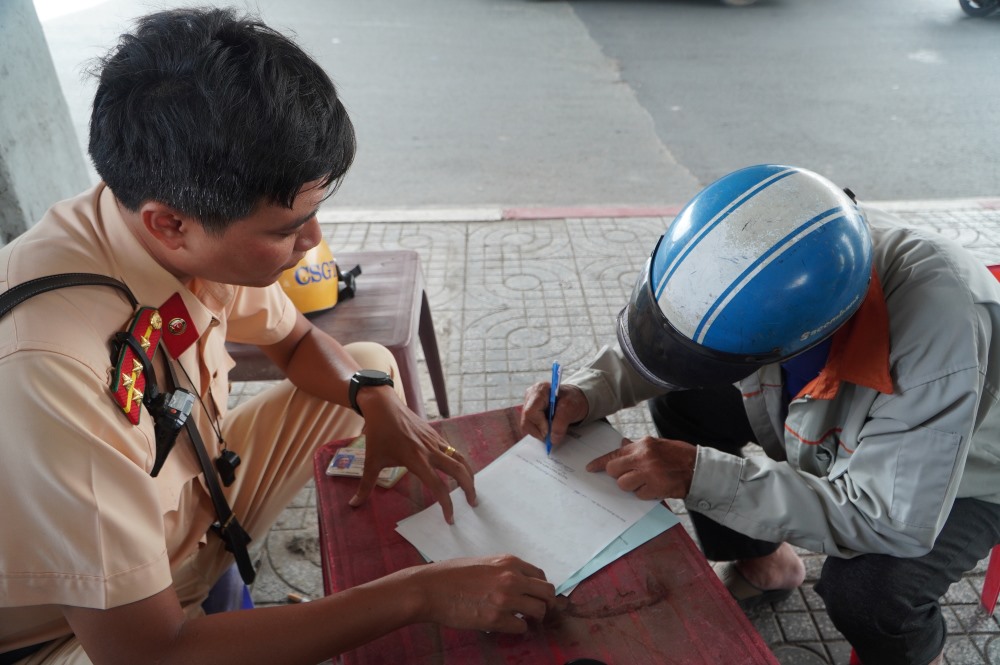 Ong T ky vao bien ban vi pham. Anh: Ly Linh