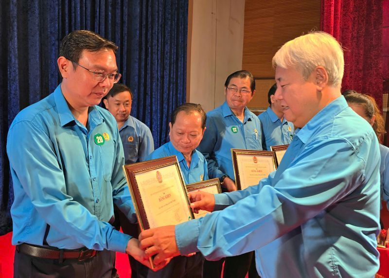 Sr. Vo Khac Thai - Presidente de la Federacion de Trabajo de la Ciudad de Ho Chi Minh (derecha) - Certificados de merito otorgados de la Federacion de Trabajo de la Ciudad de Ho Chi Minh a representantes de colectivos con logros sobresalientes en la organizacion de la implementacion del 17 ° mes de trabajo de 2025. Foto: Indonesia: Indonesia Indonesia Indonesia Indonesia Indonesia Indonesia Indonesia