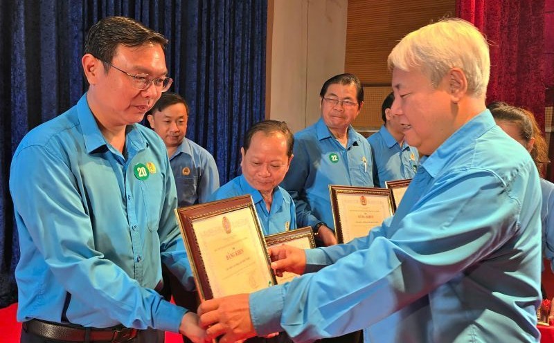 Mr. Vo Khac Thai - Chairman of the Ho Chi Minh City Labor Federation (right cover) - presented a Certificate of Merit of the Ho Chi Minh City Labor Federation to representatives of collectives with outstanding achievements in organizing the opening ceremony of the 17th Workers' Month in 2025. Photo: Nam Duong