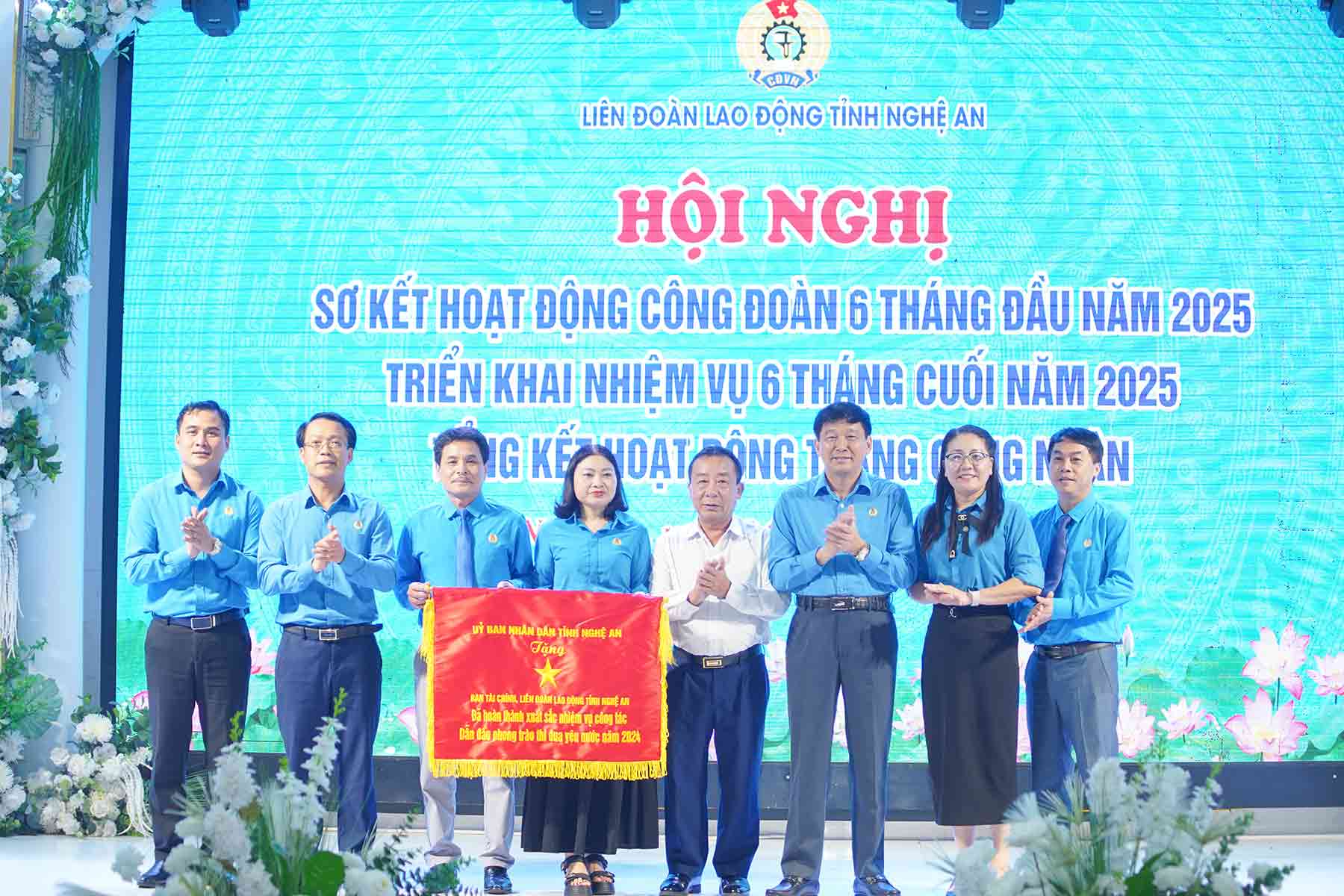 Lanh dao UBND tinh Nghe An tang co thi dua cho