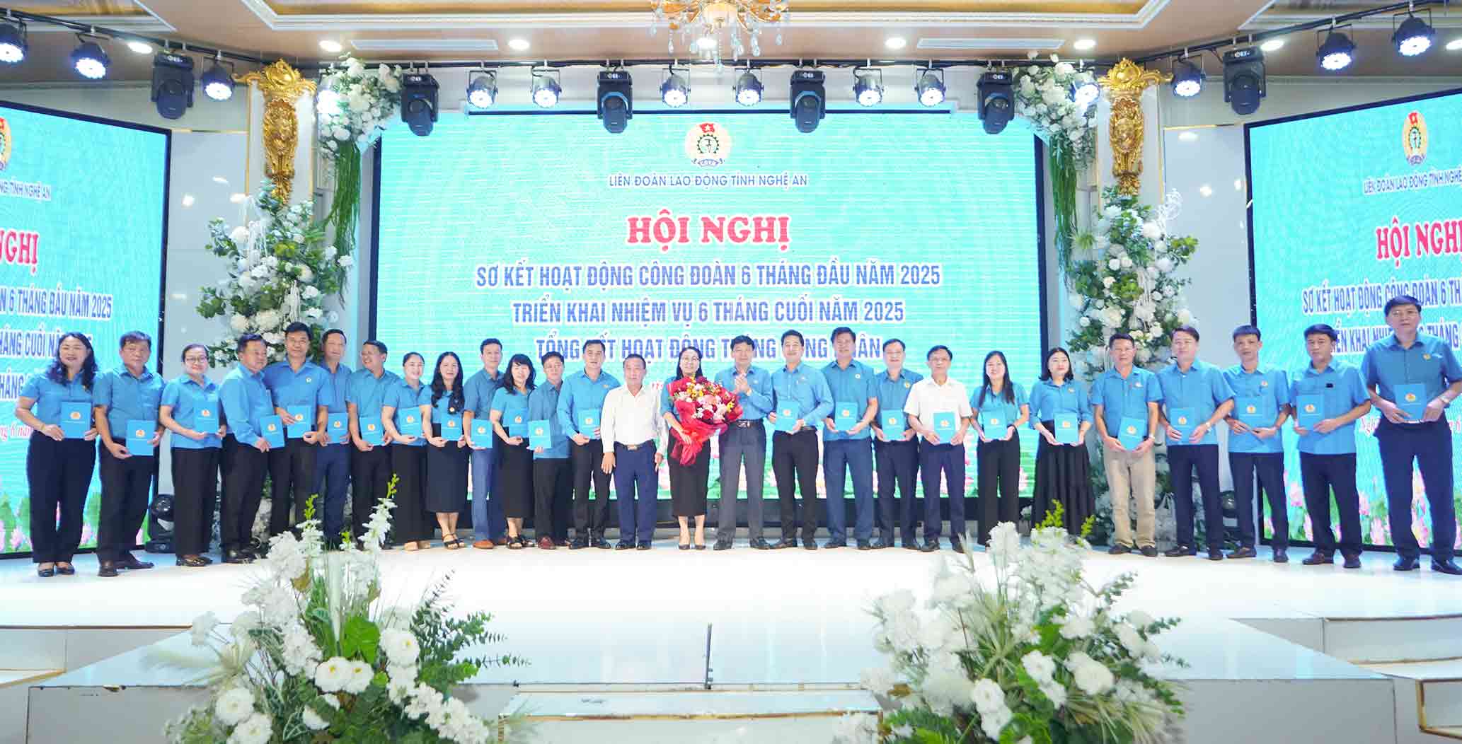 Lanh dao LDLD tinh Nghe An tri an can bo cong doan nghi huu theo che do va chuyen cong tac. Anh: Duy Chuong