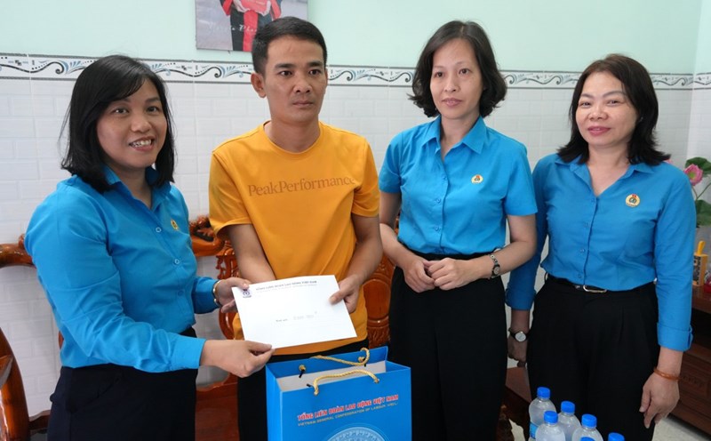The union cares for and encourages workers during Workers' Month. Photo: Thanh An