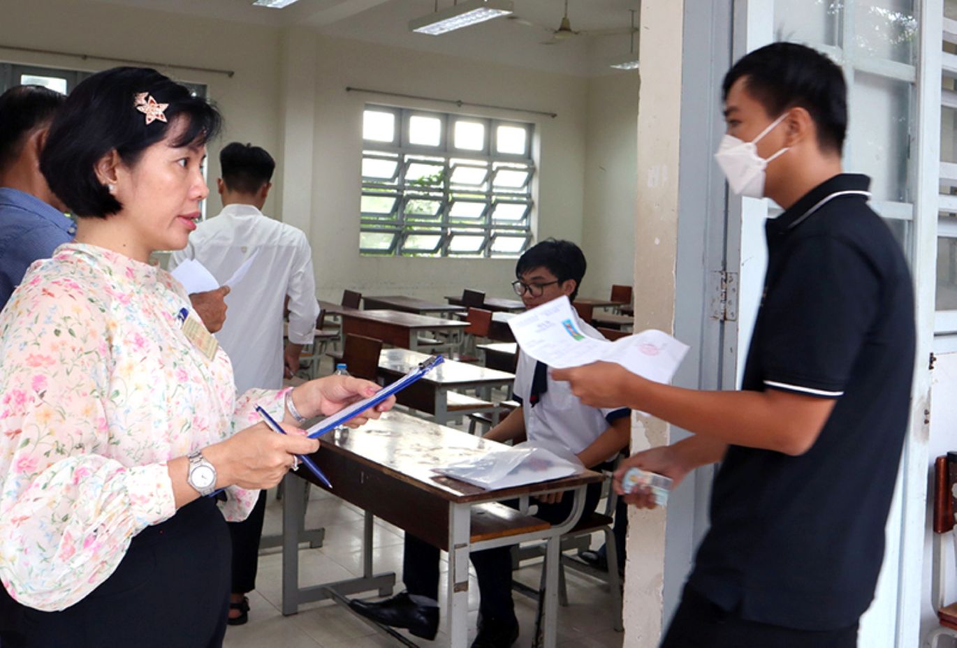 Doi chieu ho so thi sinh truoc gio buoc vao phong thi tai ky thi tot nghiep Trung hoc pho thong nam 2024 o Dong Thap. Anh: Cong thong tin tinh Dong Thap