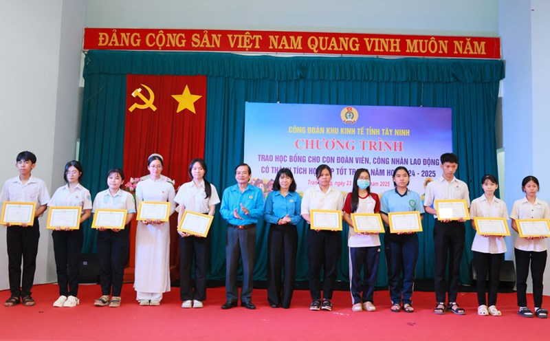 Leaders of the Provincial Federation of Labor and the Tay Ninh Economic Zone Trade Union presented certificates of merit, gifts and scholarships to students who are children of union members. Photo: Huy Dung