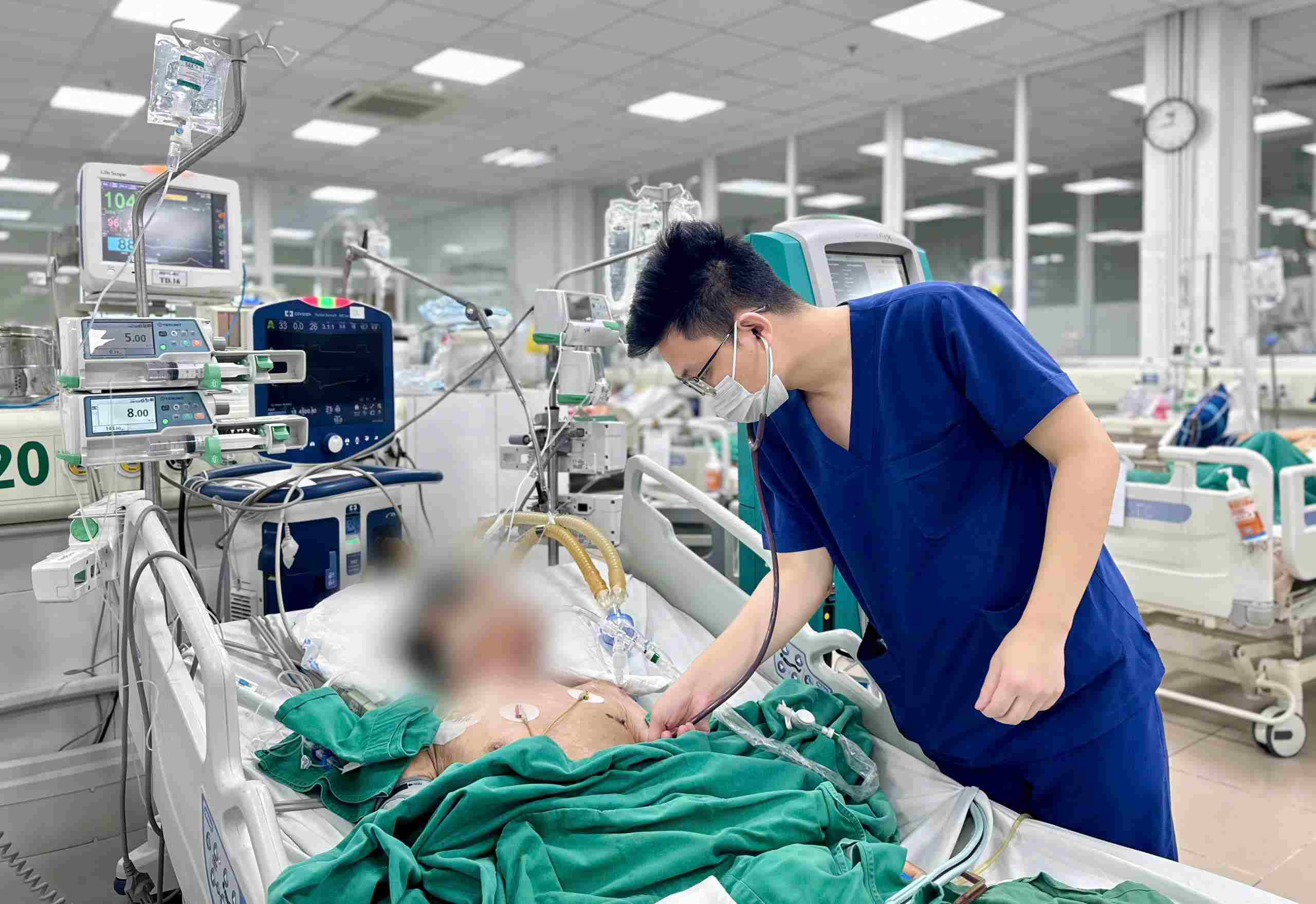 Doctor treats a patient with sepsis due to prolonged abuse of corticosteroid-containing drugs. Photo: Thanh Dang