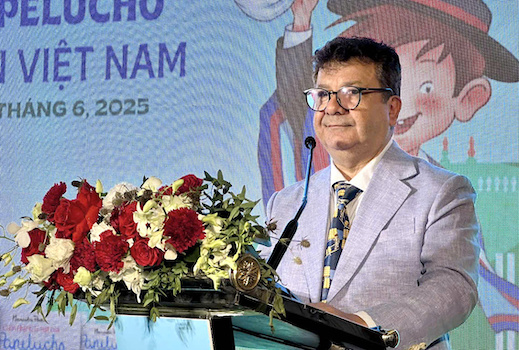 Ong Sergio Narea - Dai su Chile tai Viet Nam chia se tai buoi le. Anh: Van Trang