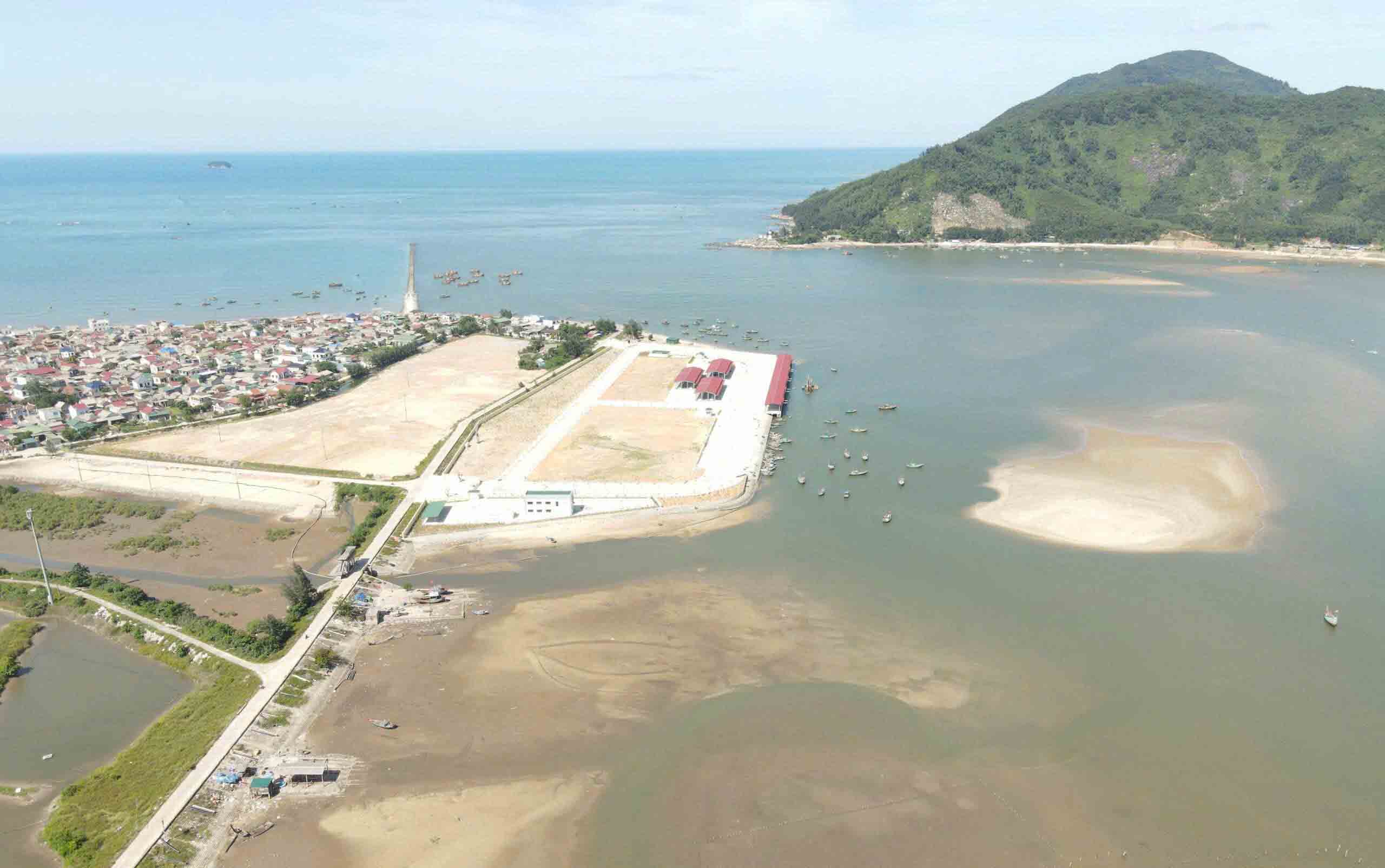 Cảng cá Cửa Nhượng vừa hoàn thành nhưng ngư dân than phiền luồng lạch bị bồi lắng khiến tàu, thuyền khó vào cảng. Ảnh: Trần Tuấn