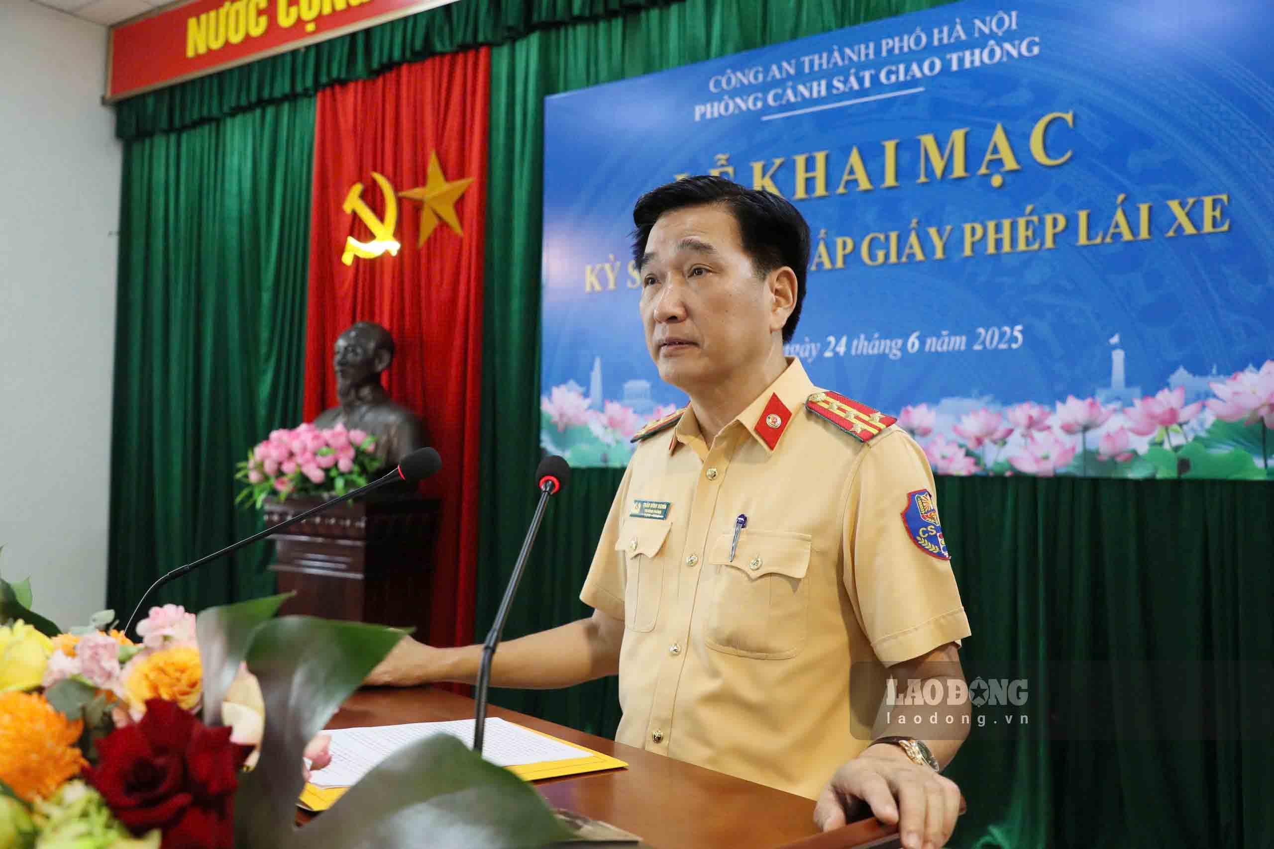 Phat bieu tai buoi le khai mac ky thi sang nay (246), Dai ta Tran Dinh Nghia - Truong Phong Canh sat giao thong (CSGT), Cong an TP Ha Noi cho biet, Phong CSGT la don vi duoc Giam doc CATP giao nhiem vu to chuc trien khai cong tac sat hach, cap giay phep lai xe oto tren dia ban. Don vi da chu dong khao sat, tham muu xay dung ke hoach trien khai, chuan bi day du cac dieu kien ve co so vat chat, phuong tien, nhan luc va phoi hop chat che voi cac don vi chuc nang de to chuc ky sat hach dam bao nghiem tuc, minh bach, dung quy dinh.
