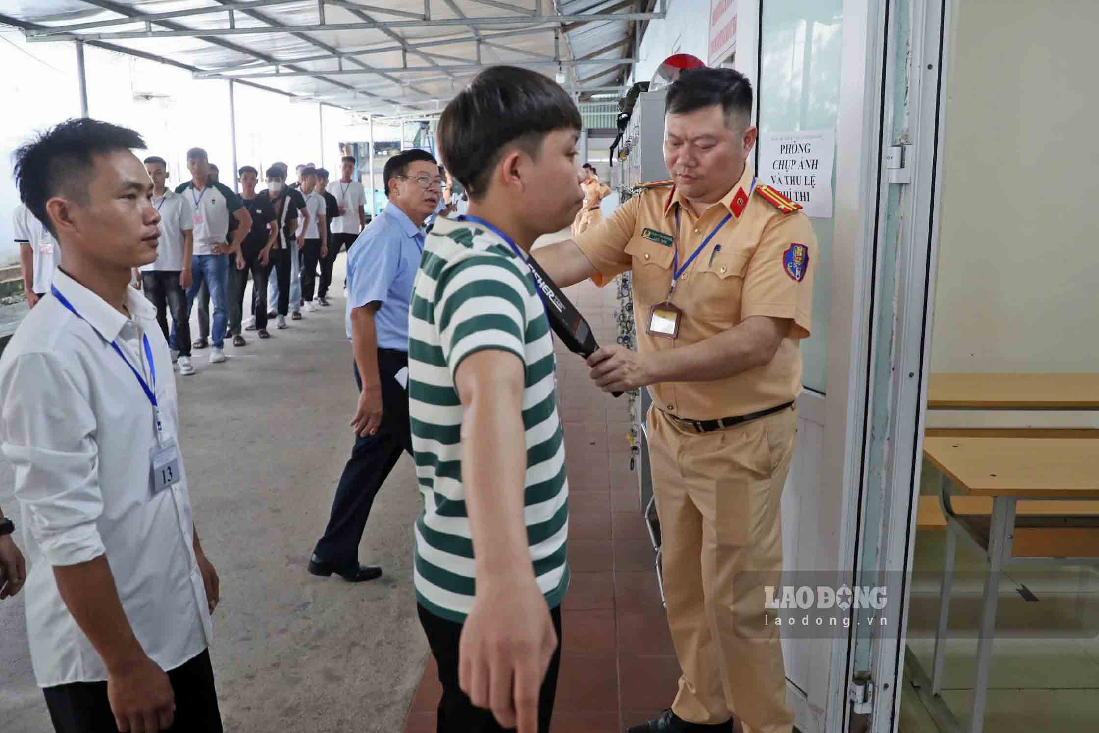Ngay sau le khai mac, cac thi sinh da duoc dao tao, den tu Trung tam GDNN&DTSH lai xe Hung Vuong va Truong Cao dang Ky thuat Quan su 1 bat dau lam cac thu tuc, buoc vao ky thi. Cong doan kiem tra ban dau duoc thuc hien chat che.