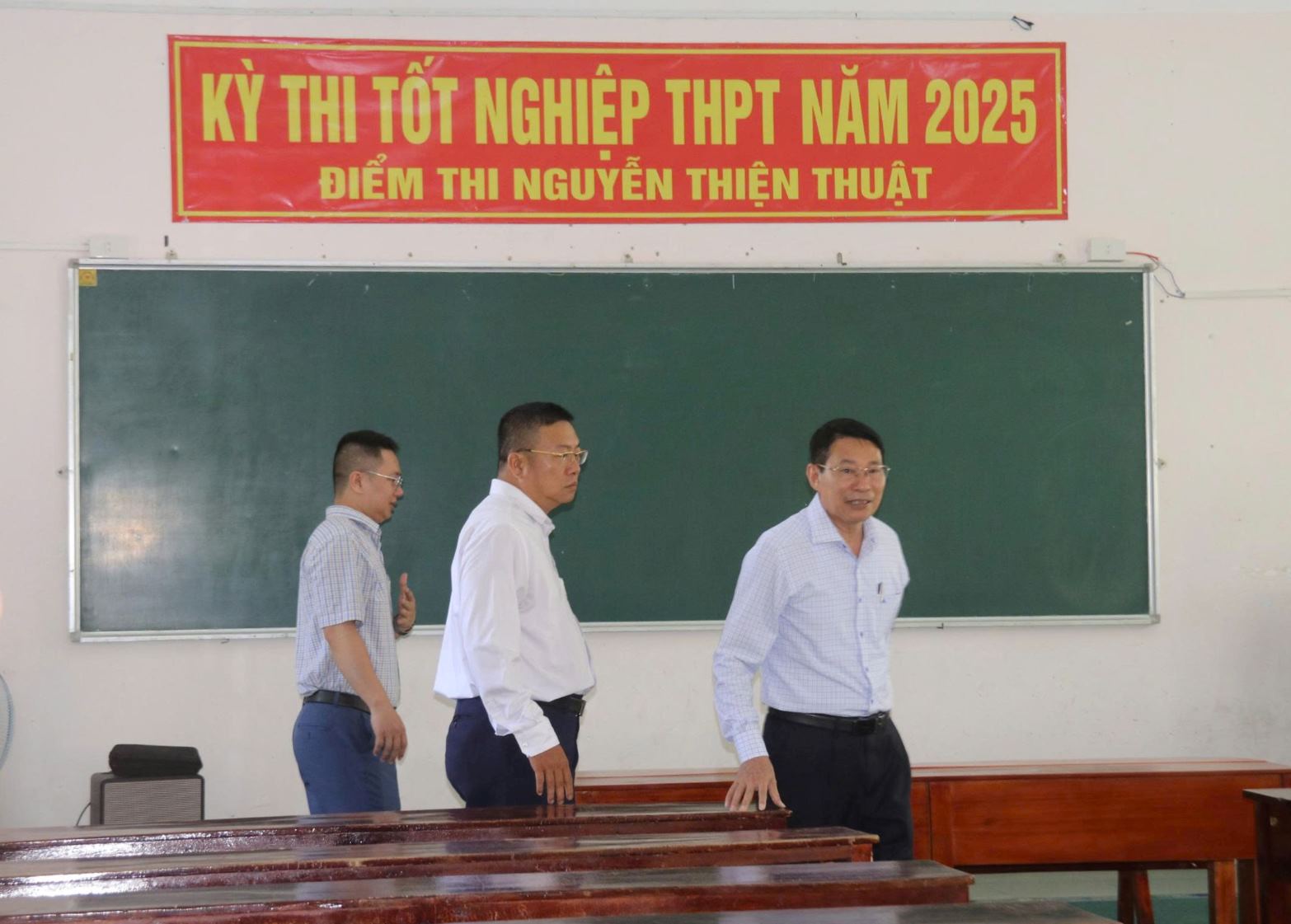 Ong Dinh Van Thieu – Pho Chu tich UBND tinh Khanh Hoa kiem tra cac dia diem se to chuc ky thi tot nghiep THPT nam 2025. Anh: Phuong Linh