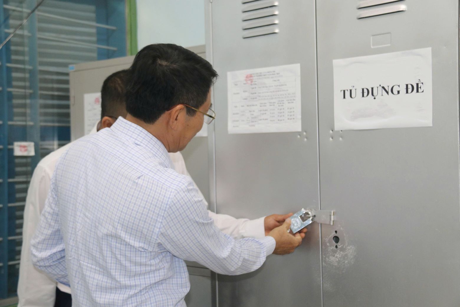 Mr. Dinh Van Thieu - Vice Chairman of Khanh Hoa Provincial People's Committee, Head of the Provincial Steering Committee for the 2025 high school graduation exam - inspected the Nguyen Thien Thuat High School exam site, Nha Trang. Photo: Phuong Linh