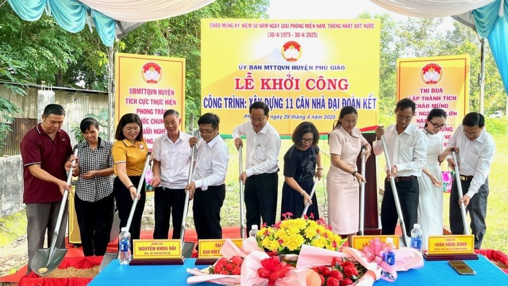 El Comite del Frente de la Paterna de Vietnam del distrito de Phu Giao ha comenzado a construir 11 casas de gran unidad para borrar casas temporales y casas en ruinas. Foto: Portal de informacion de Vietnam Comite del Frente de Patricas de la provincia de Binh Duong