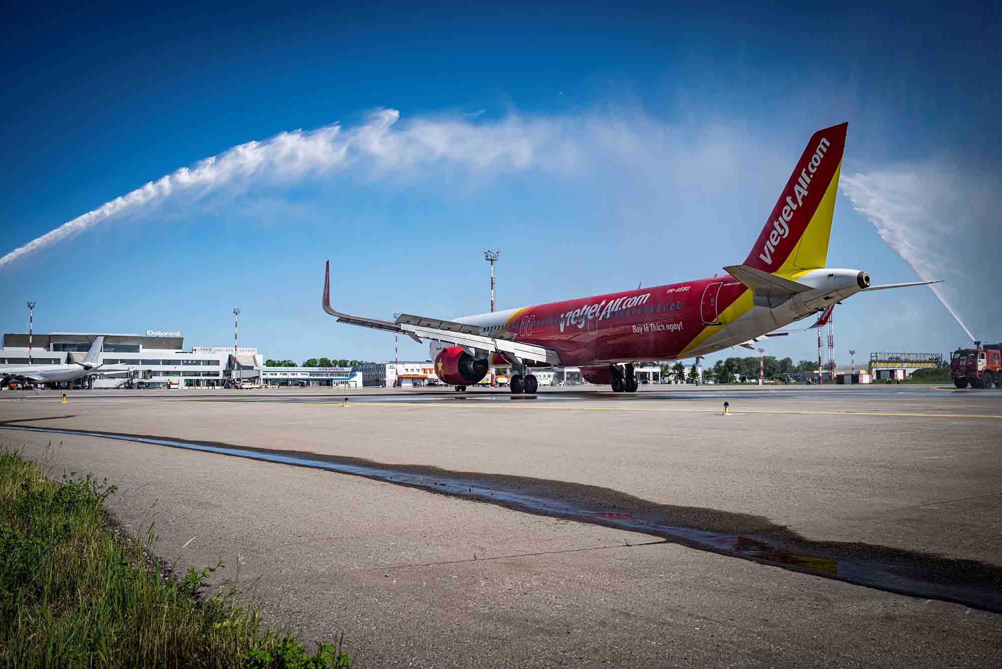 Tau bay Vietjet duoc chao mung bang le phun voi rong trang trong tai san bay Khabarovsk.