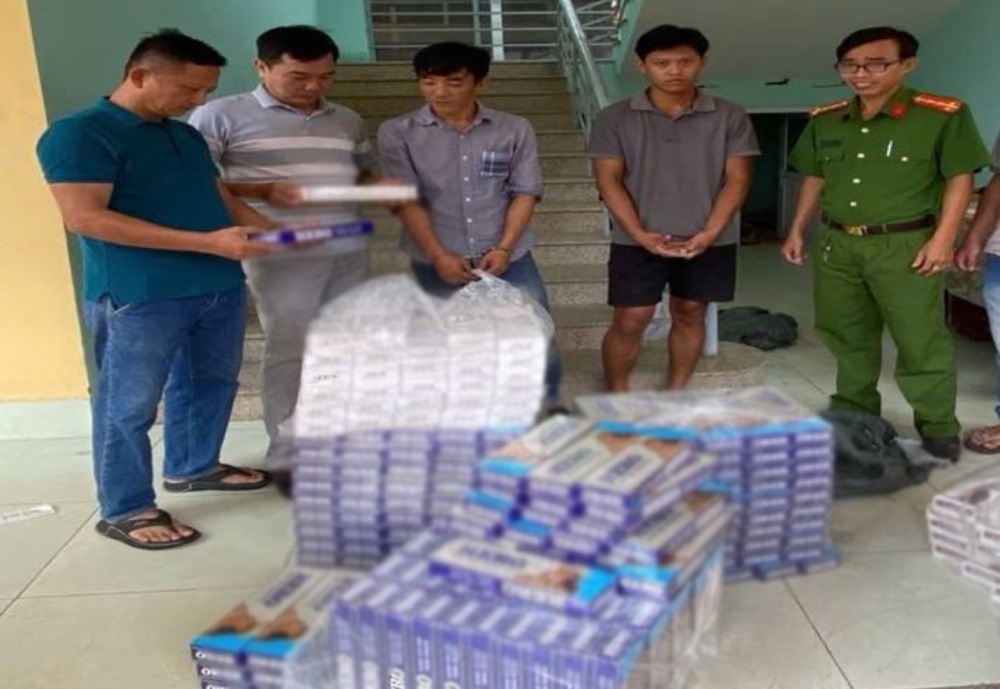 Phát và Thật bị bắt quả tang giao hàng cấm là thuốc lá điếu nhập lậu. Ảnh: Công an cung cấp