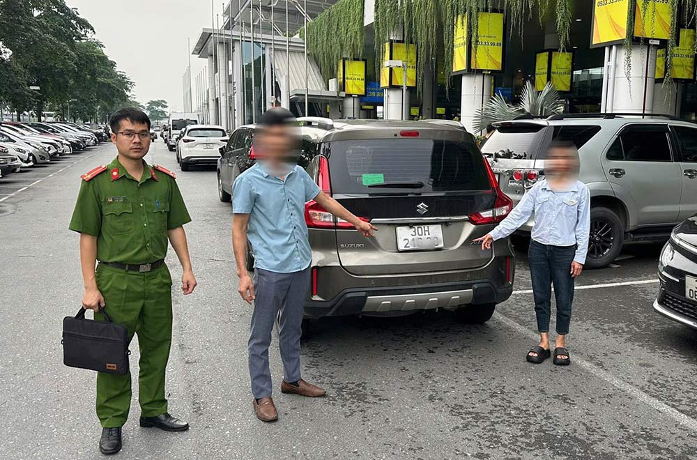 Los dos sujetos cortaron el taxi de 900,000 vnd para admitir el mal estado y fueron manejados de acuerdo con la ley. Foto: Nia