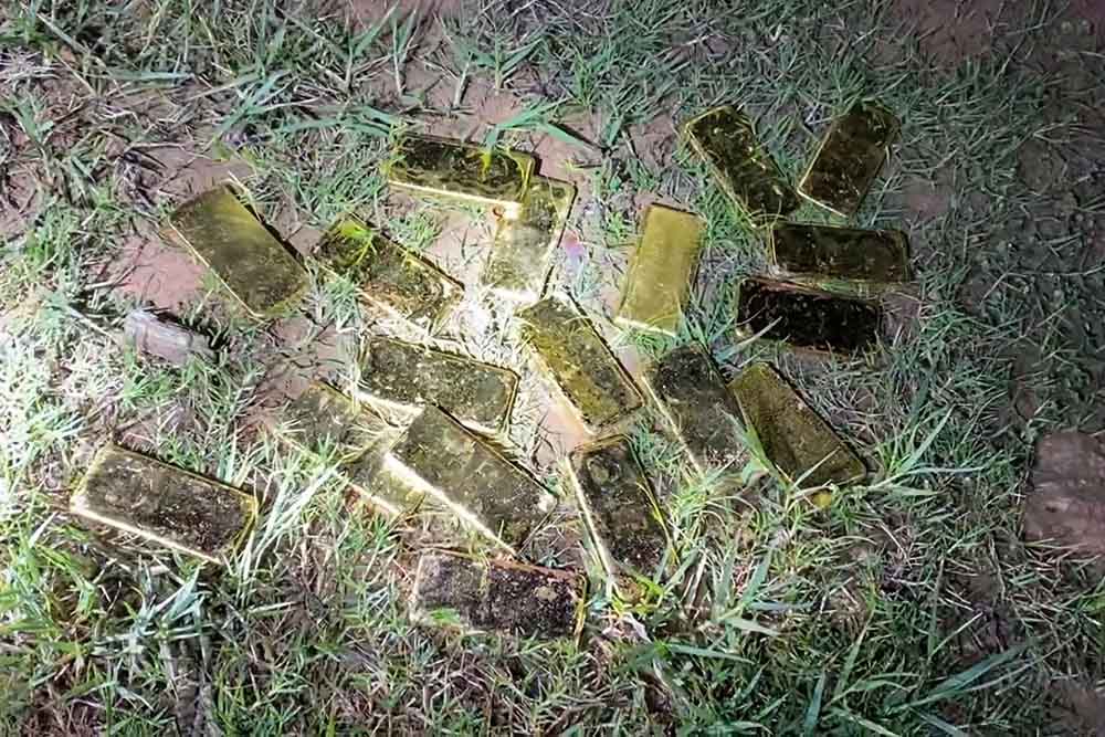 Hai đối tượng bỏ lại số lượng lớn vàng nguyên chất khi gặp biên phòng. Ảnh: Biên phòng Tây Ninh