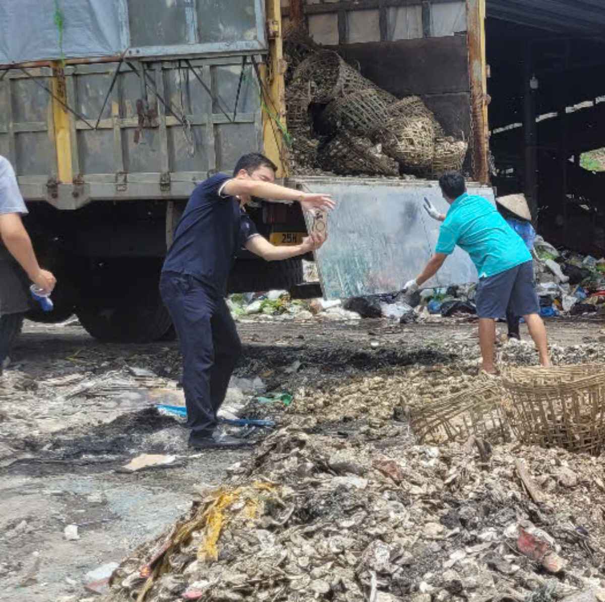 Tiến hành tiêu hủy số hàu không rõ nguồn gốc. Ảnh: Chi cục QLTT tỉnh Quảng Ninh