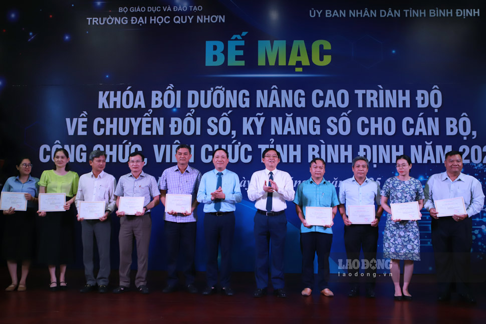 Lãnh đạo tỉnh Bình Định trao giấy chứng nhận hoàn thành khóa học cho các học viên. Ảnh: Hoài Phương