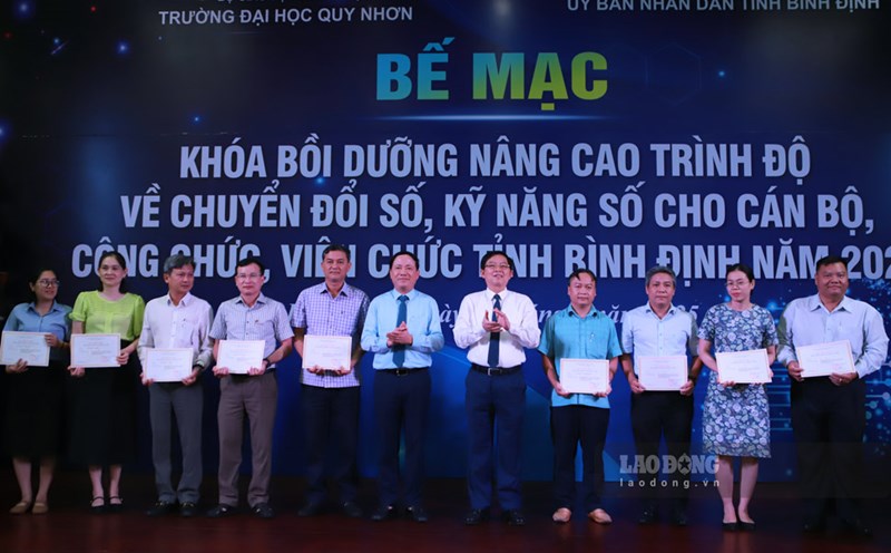 Binh Dinh Provincial leaders presented the course completion certificates to the students. Photo: Hoai Phuong