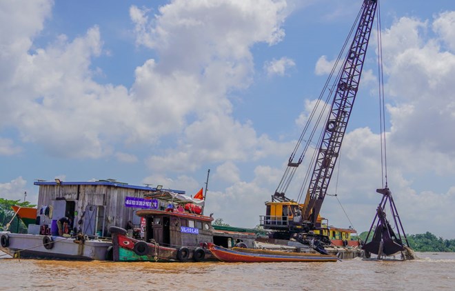 Sand mining to serve the expressway project through Soc Trang province. Photo: Phuong Anh