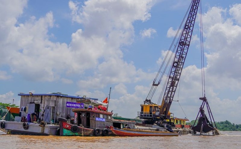 Sand mining to serve the expressway project through Soc Trang province. Photo: Phuong Anh