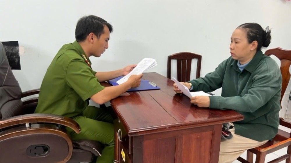 Vân bị lực lượng Công an bắt quả tang vận chuyển thuốc lá điếu nhập lậu. Ảnh: Công an cung cấp