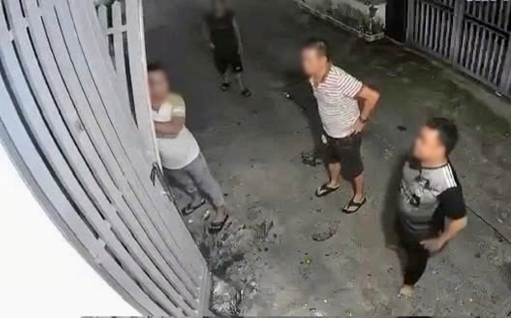 Image of a man and several others snatching the door of a house in Ho Chi Minh City because they were reminded to sing karaoke. Photo: Dong Hoang