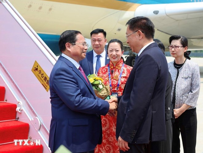 Thủ tướng đến Thiên Tân, bắt đầu dự Hội nghị WEF 16 và làm việc tại Trung Quốc