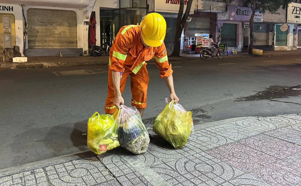 Nhan vien thu gom rac tren duong Le Van Sy, quan Phu Nhuan (TPHCM). Anh: Minh Tam