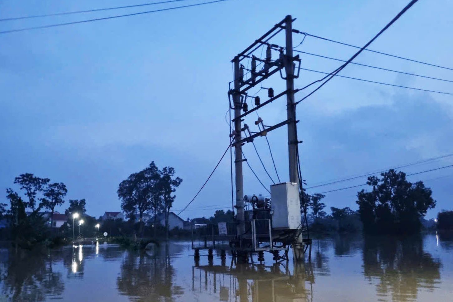 Mua lon keo dai khien tram bien ap Nga My 6, xa Nga My (Phu Binh) bi ngap trong bien nuoc. Anh: EVN.