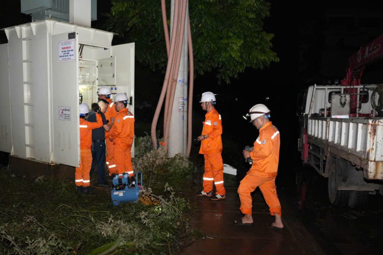 Thai Nguyen has heavy rain, the electricity industry proactively cuts off electricity in deeply flooded areas. Photo: EVN.