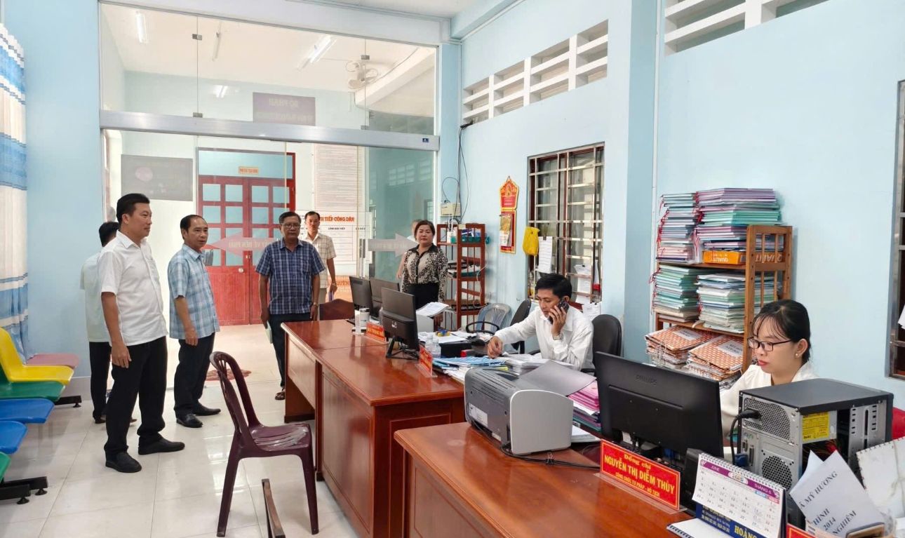 El lider del Comite Popular de mi distrito de TU (Provincia de Soc Trang) verifico las instalaciones, la oficina que trabaja en mi comuna Huong, donde se colocara el centro administrativo despues de la fusion de la Comunidad de Thuan Hung, Phu My Commune, My Huong Commune. Foto: Huynh Lam