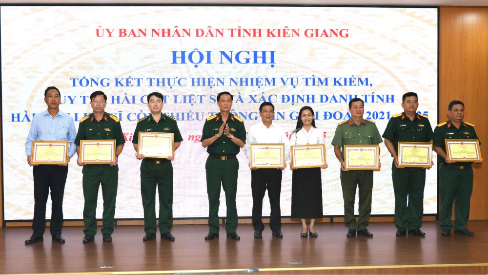 Tang bang khen cho cac tap the co thanh tich xuat sac trong thuc hien nhiem vu tim kiem, quy tap hai cot liet si va xac dinh danh tinh hai cot liet si con thieu thong tin giai doan 2021 – 2025. Anh: Phuong Vu