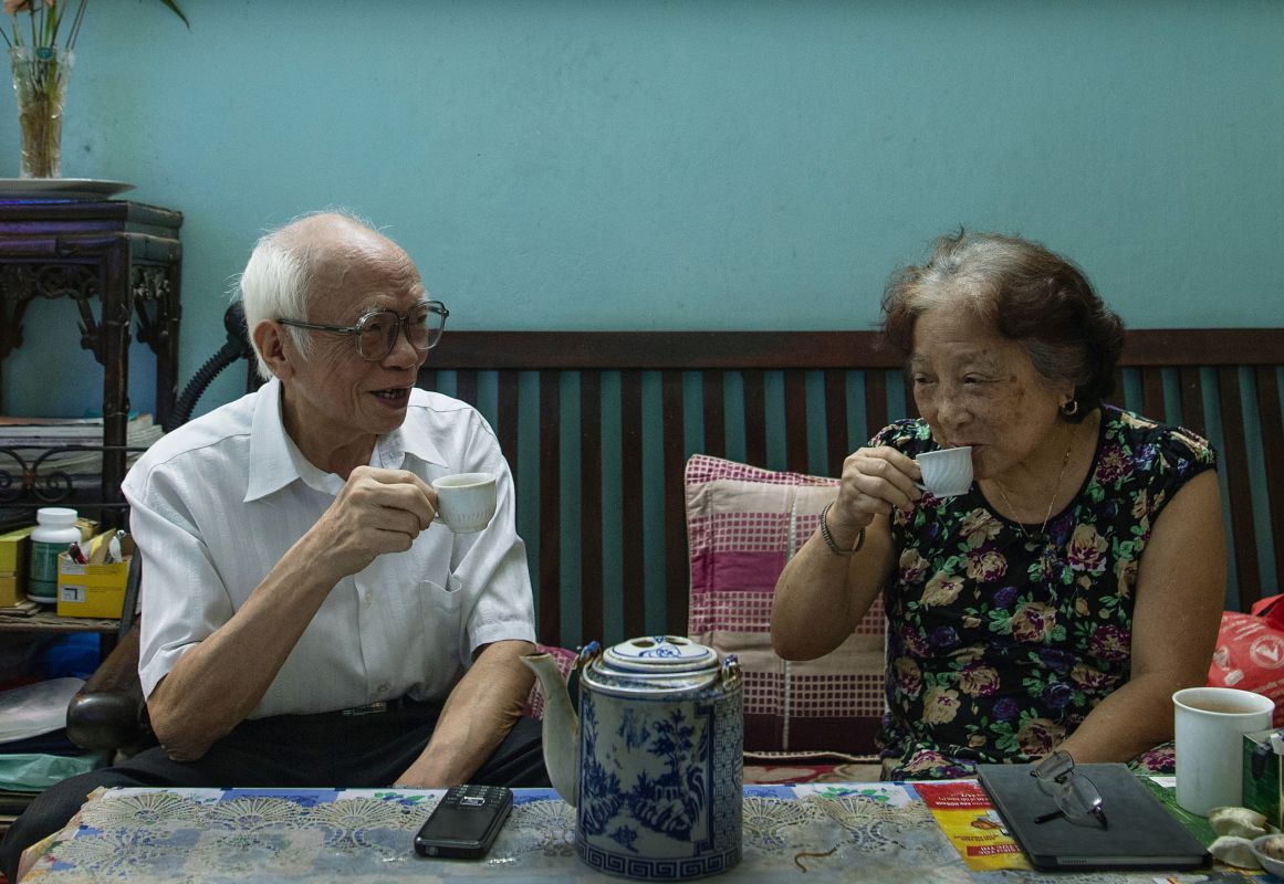 Vo chong nha giao Le Van Thinh, 81 tuoi va Nguyen Thi Dau, 80 tuoi, song trong can nha chat choi o khu tap the Kim Lien (Ha Noi). Da nghi huu, ho co nhieu thoi gian ranh roi de uong tra, doc bao va tro chuyen voi nhau. Anh: Viet Van