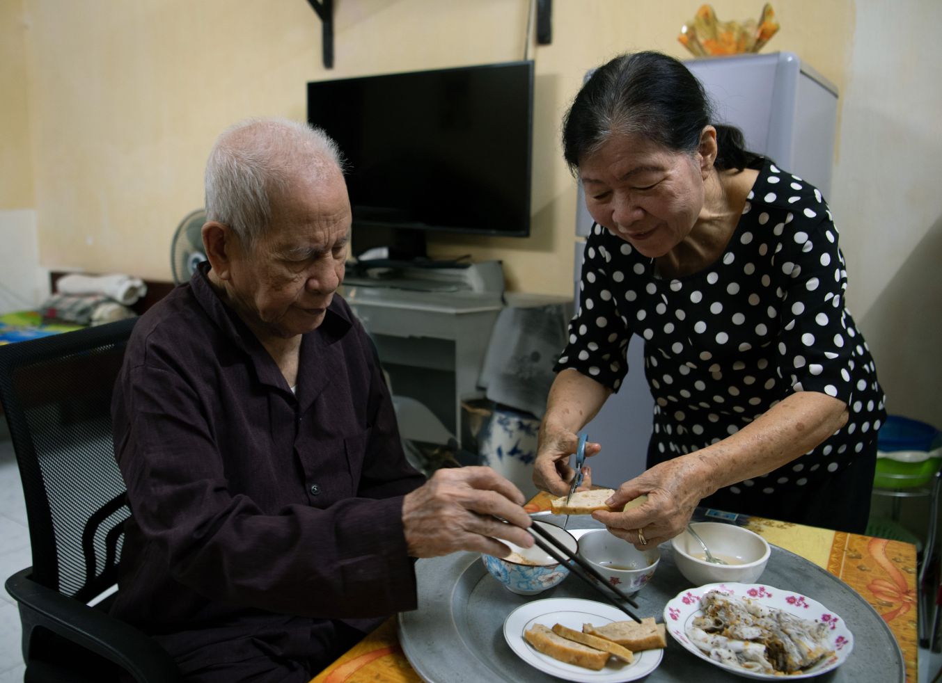 Ket hon da hon 5 thap ky, ong Tran Dinh Tuan, 95 tuoi va ba Tran Minh Anh, 81 tuoi o khu tap the Kim Lien (Ha Noi), van tim thay niem vui trong viec cham soc nhau hang ngay. Anh: Viet Van