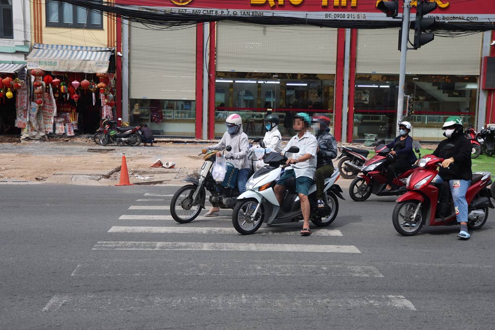 Nguoi dieu khien xe may dung cho den do sai quy dinh tren duong Cach Mang Thang Tam, TPHCM. Anh: Duong Anh