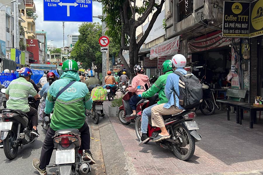 Tai xe xe om cong nghe leo via he tren duong. Anh: Nhu Quynh