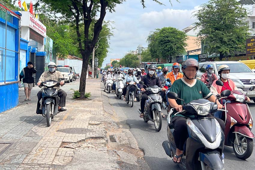 Hinh anh xe may di tren via he tai duong Truong Chinh, quan Go Vap. Anh: Quynh Nhu